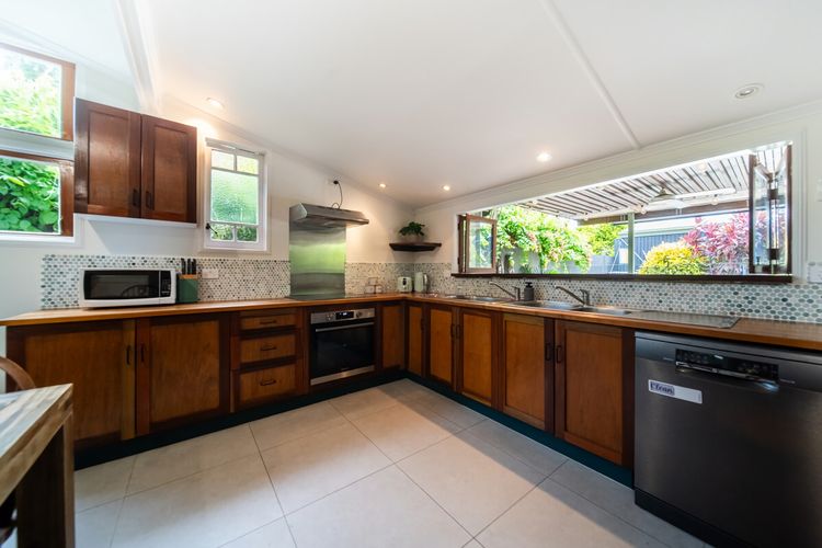 Full kitchen image 3