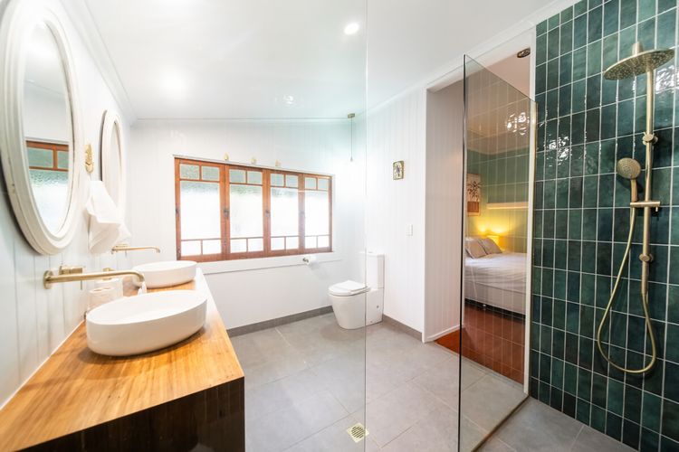 Full bathroom 1 image 1