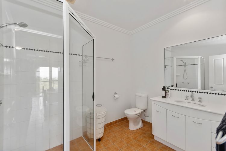 Full bathroom image 1