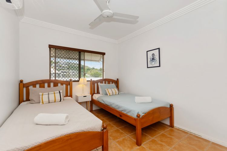 Bedroom 2 image 1