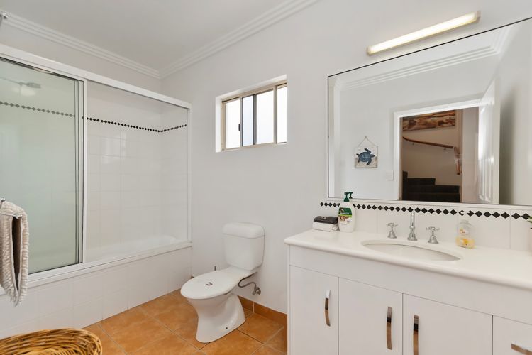 Full bathroom image 2
