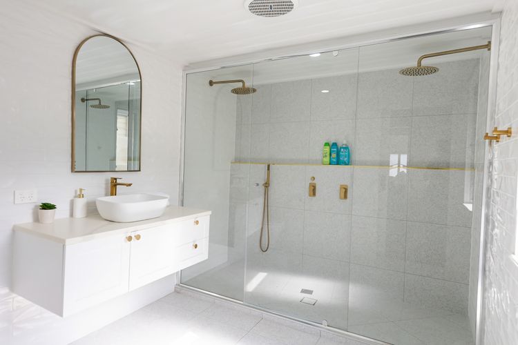 Full bathroom 1 image 1