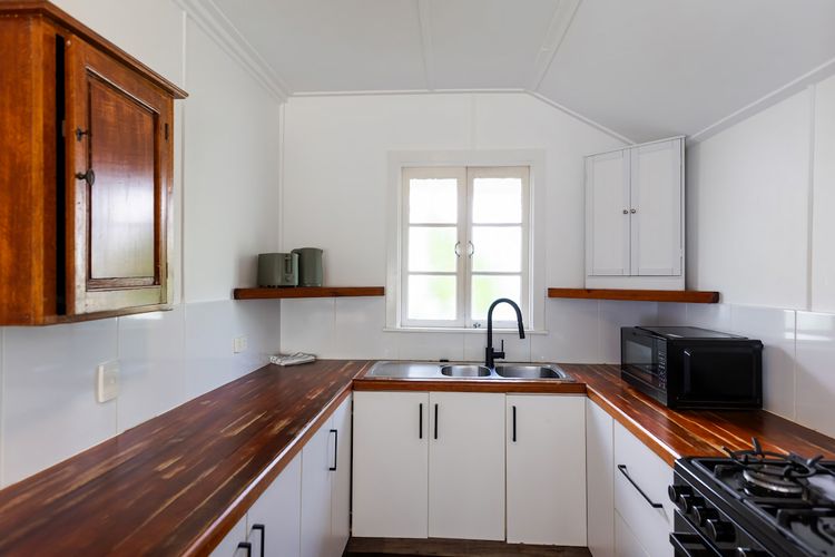 Full kitchen image 1