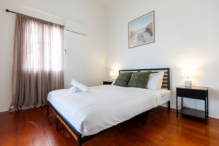 Bedroom 1 image 2