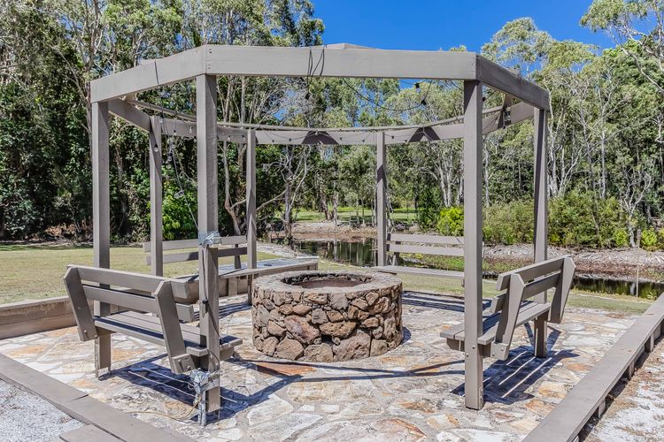 Lennox Coastal Retreat – resort-style home w. pool