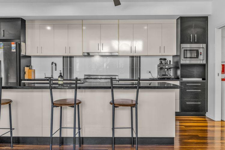 Lennox Coastal Retreat – resort-style home w. pool