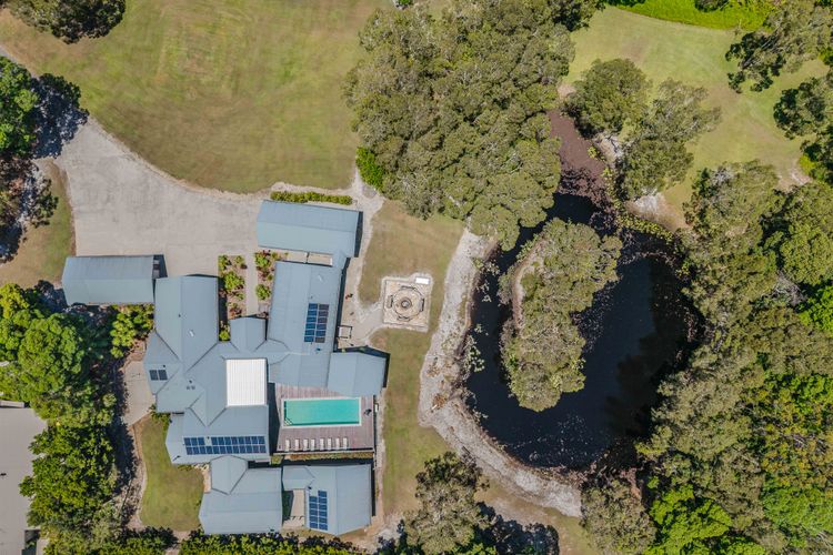 Lennox Coastal Retreat – resort-style home w. pool