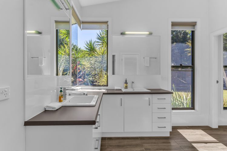 Lennox Coastal Retreat – resort-style home w. pool