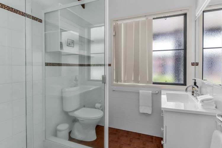 Lennox Coastal Retreat – resort-style home w. pool