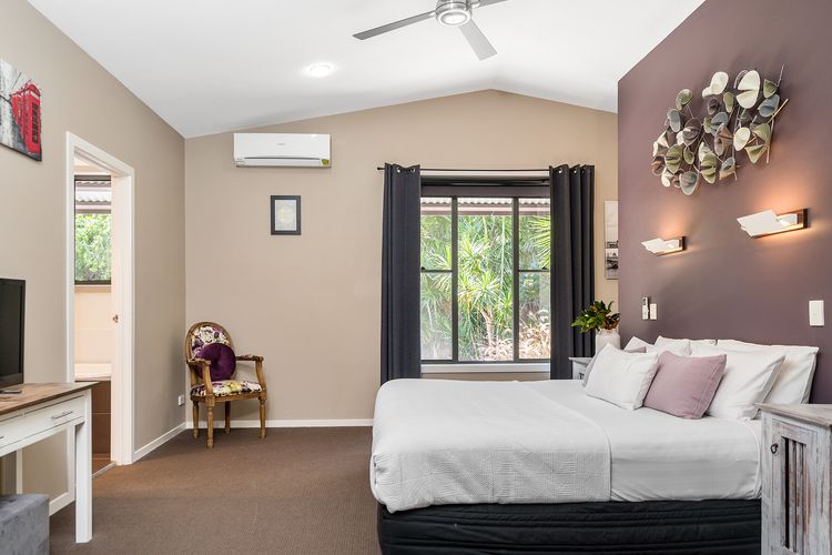 Lennox Coastal Retreat – resort-style home w. pool