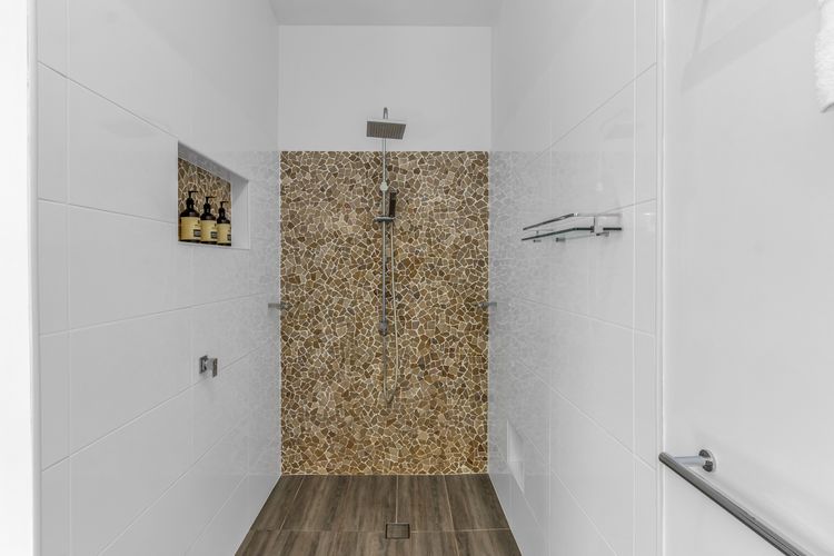 Lennox Coastal Retreat – resort-style home w. pool