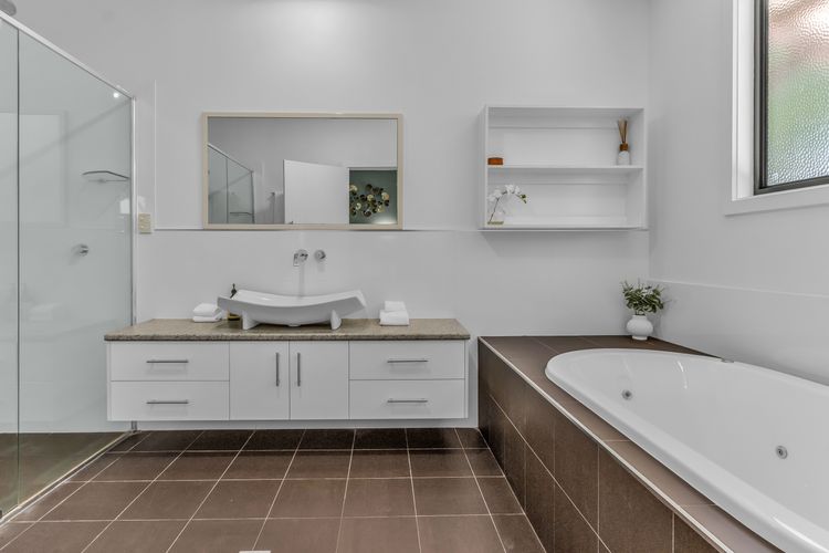 Lennox Coastal Retreat – resort-style home w. pool