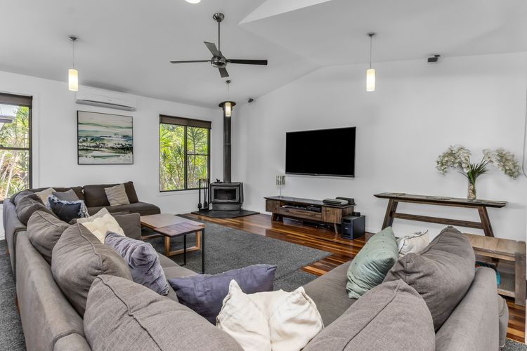 Lennox Coastal Retreat – resort-style home w. pool