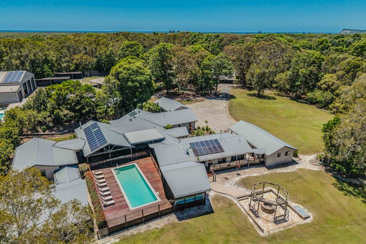 Lennox Coastal Retreat – resort-style home w. pool