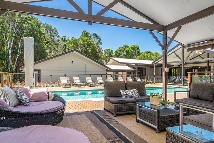 Lennox Coastal Retreat – resort-style home w. pool