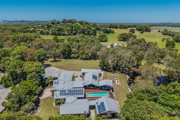 Lennox Coastal Retreat – resort-style home w. pool