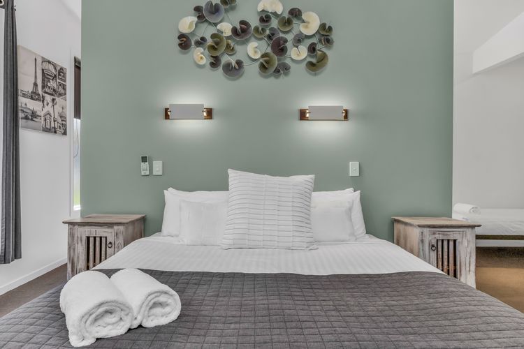 Lennox Coastal Retreat – resort-style home w. pool