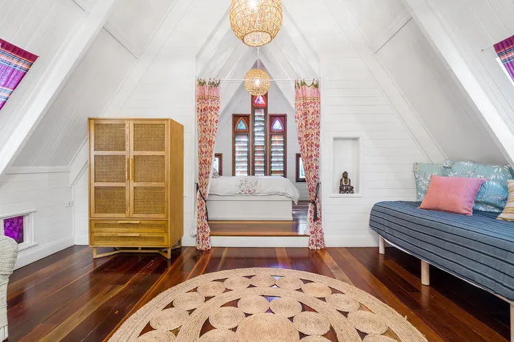 Longhouse – spacious 4 BR Belongil Beach retreat