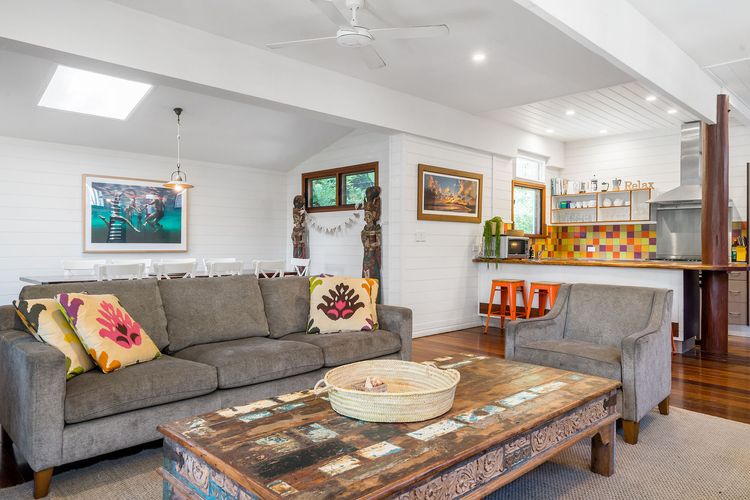 Longhouse – spacious 4 BR Belongil Beach retreat