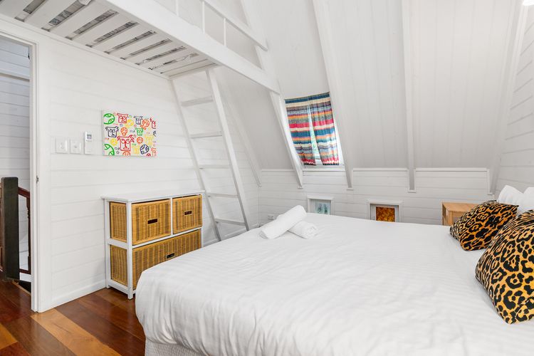 Longhouse – spacious 4 BR Belongil Beach retreat