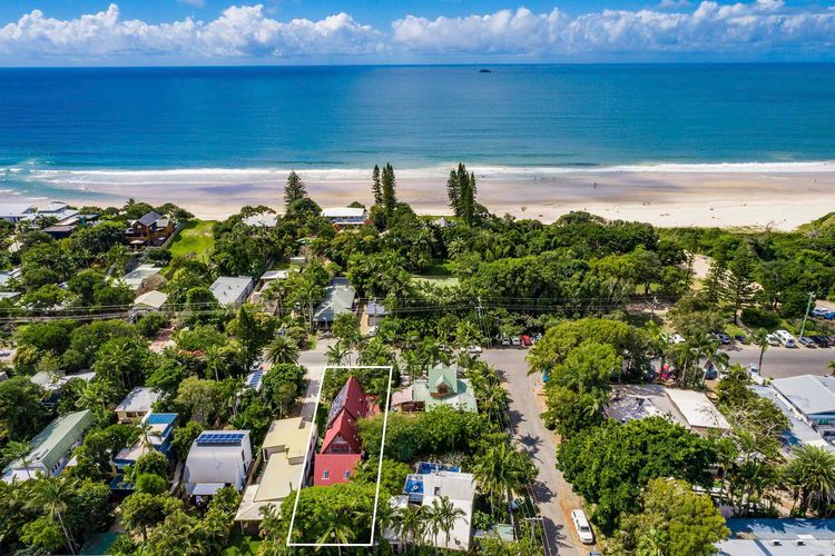 Longhouse – spacious 4 BR Belongil Beach retreat