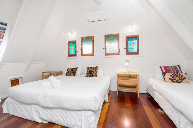 Longhouse – spacious 4 BR Belongil Beach retreat