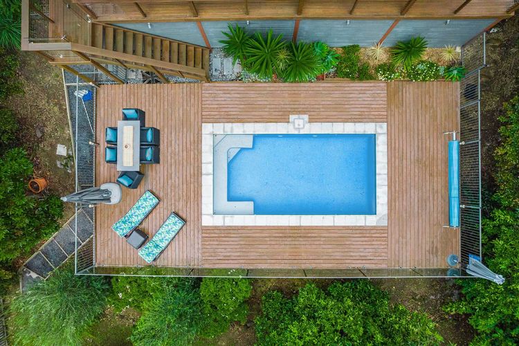 Mulivista – spacious home with ocean views & pool