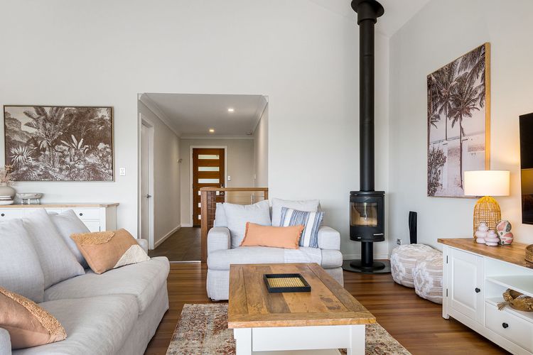 Mulivista – spacious home with ocean views & pool