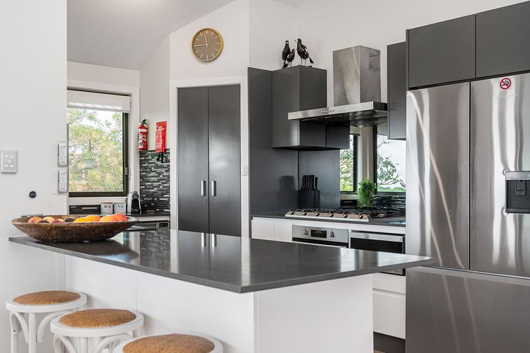 Mulivista – spacious home with ocean views & pool