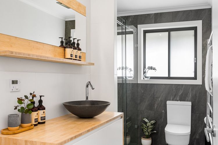 Mulivista – spacious home with ocean views & pool