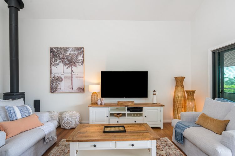 Mulivista – spacious home with ocean views & pool