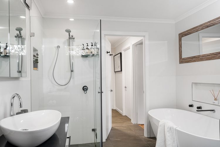 Mulivista – spacious home with ocean views & pool