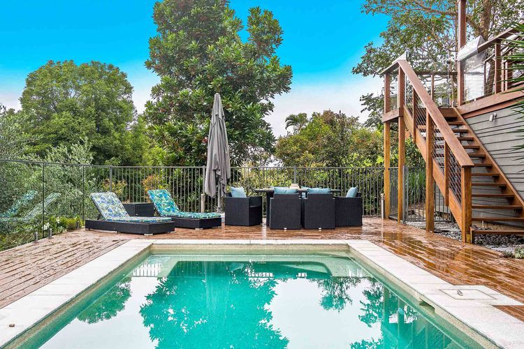 Mulivista – spacious home with ocean views & pool