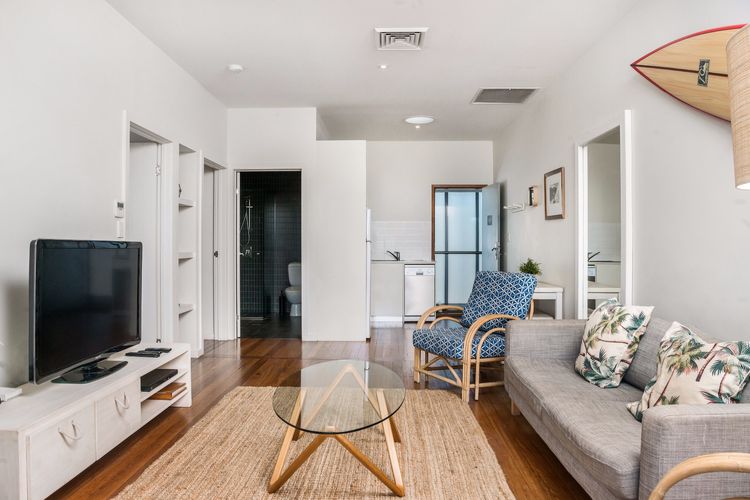 Quiksilver Apartments The Pass – steps from beach