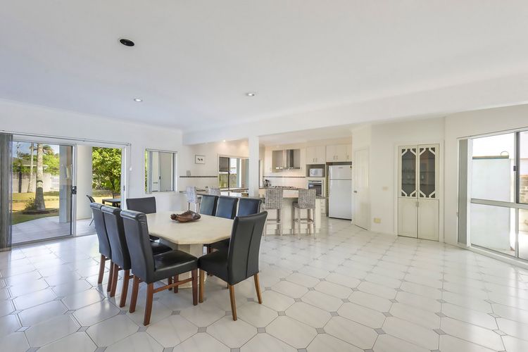 Serendipity – 4 BR beachfront Lennox Head home