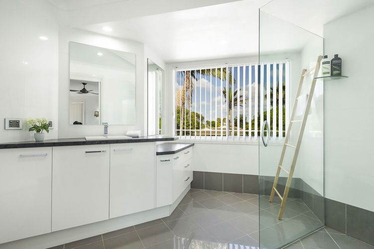 Serendipity – 4 BR beachfront Lennox Head home