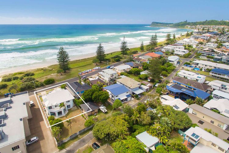Serendipity – 4 BR beachfront Lennox Head home