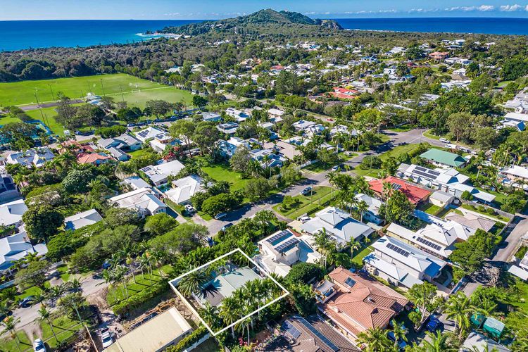 The Chalet – designer 3 BR retreat with pool