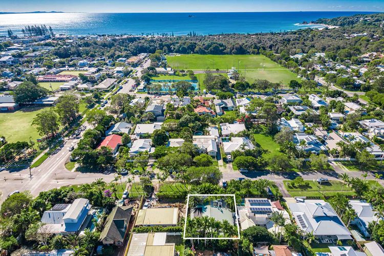 The Chalet – designer 3 BR retreat with pool