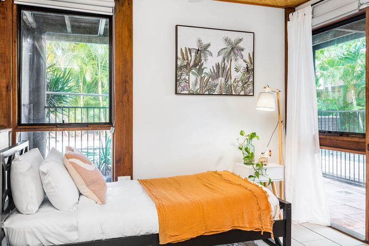 Bangalleys – beachside retreat with large pool