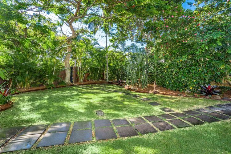 Bangalleys – beachside retreat with large pool