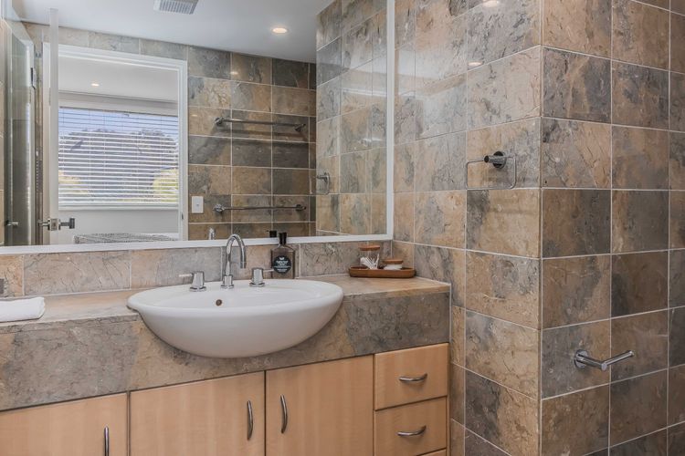 Bay Royal Apartment 2 – Opposite Main Beach & Heated Pool!