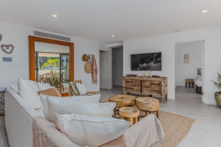 Bay Royal Apartment 2 – Opposite Main Beach & Heated Pool!