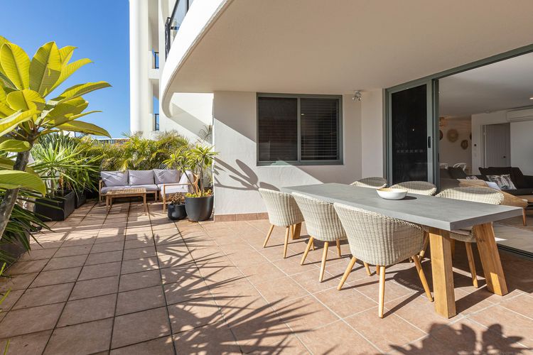 Bay Royal Apartment 2 – Opposite Main Beach & Heated Pool!