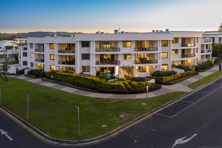 Bay Royal Apartment 2 – Opposite Main Beach & Heated Pool!