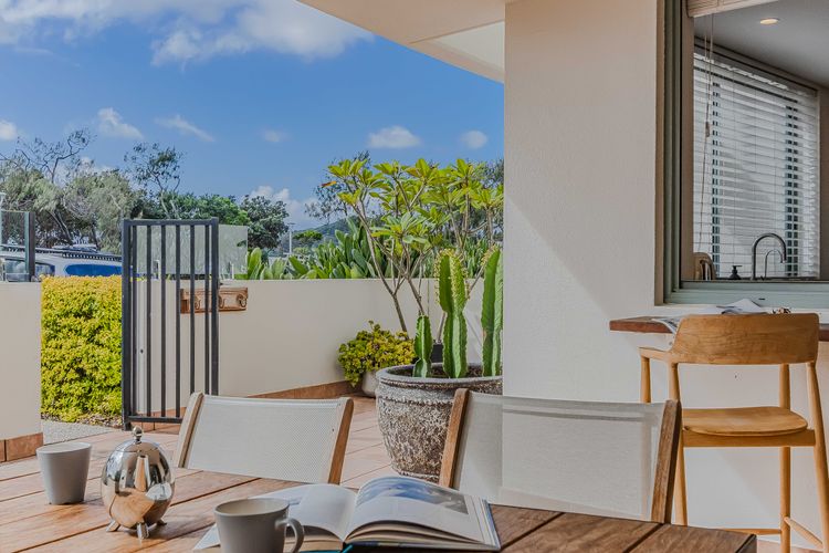 Bay Royal Apartment 2 – Opposite Main Beach & Heated Pool!
