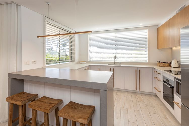 Bay Royal Apartment 2 – Opposite Main Beach & Heated Pool!