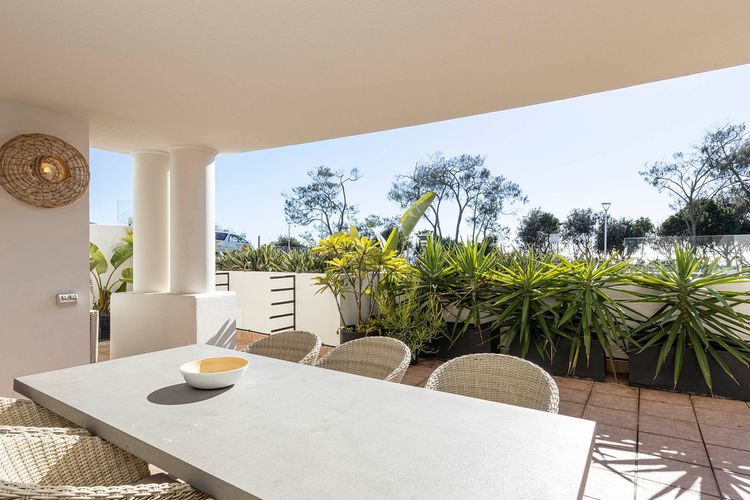 Bay Royal Apartment 2 – Opposite Main Beach & Heated Pool!