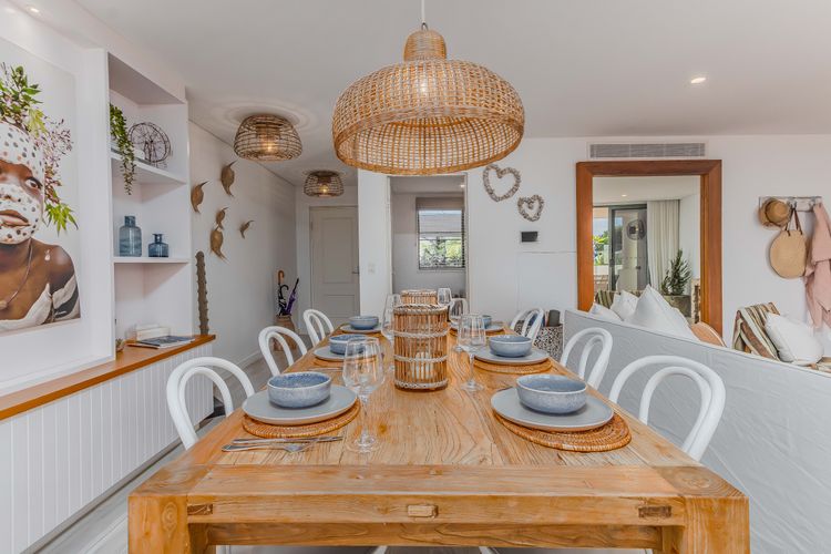 Bay Royal Apartment 2 – Opposite Main Beach & Heated Pool!