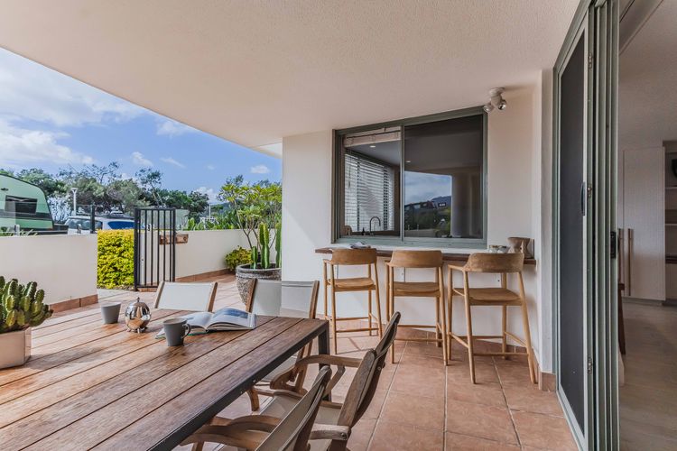 Bay Royal Apartment 2 – Opposite Main Beach & Heated Pool!